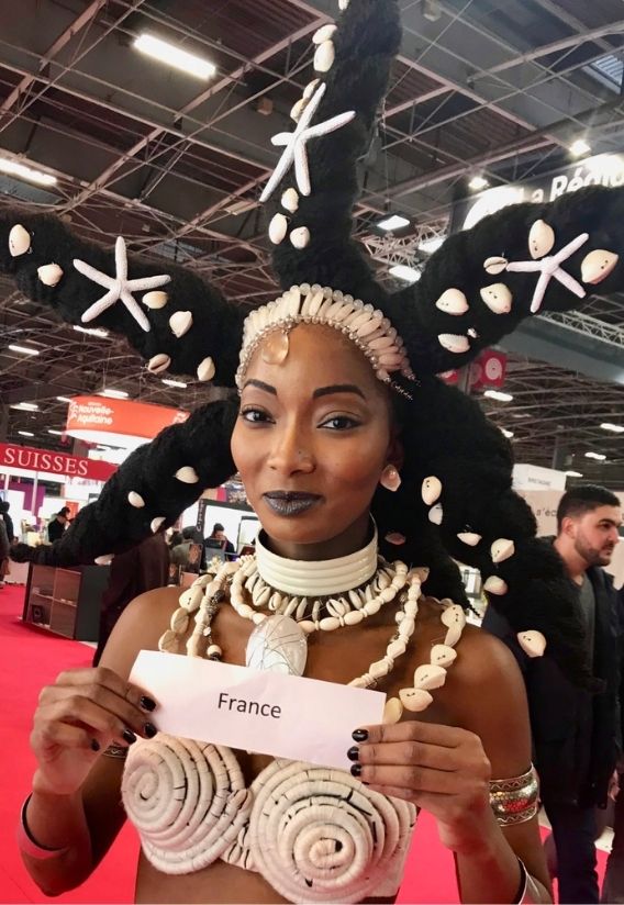 femme costumée montrant une étiquette france