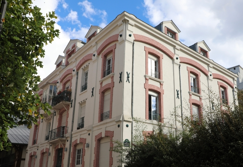 Expos belle immeuble coloré