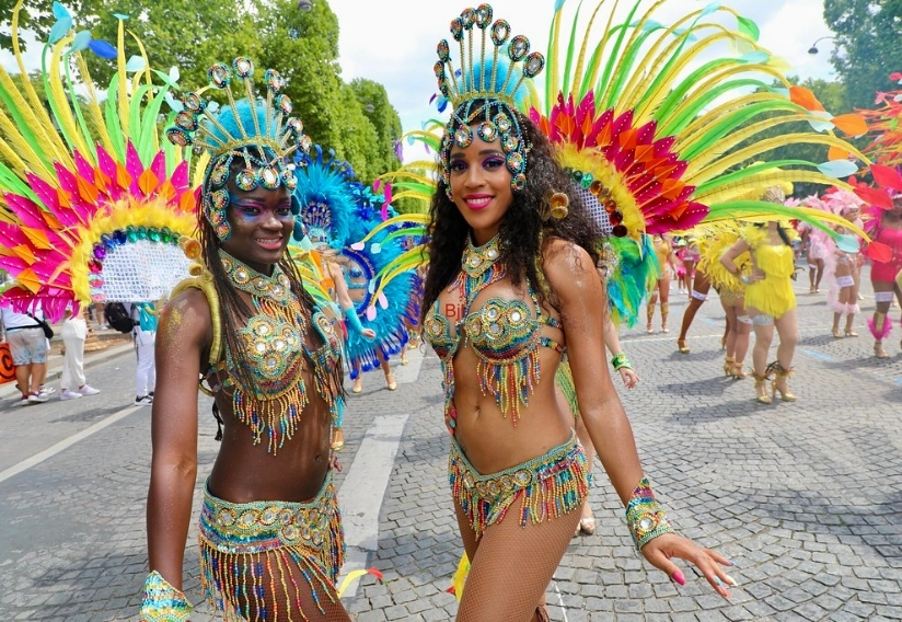 Evènements deux femmes en tenue de carnaval multi color
