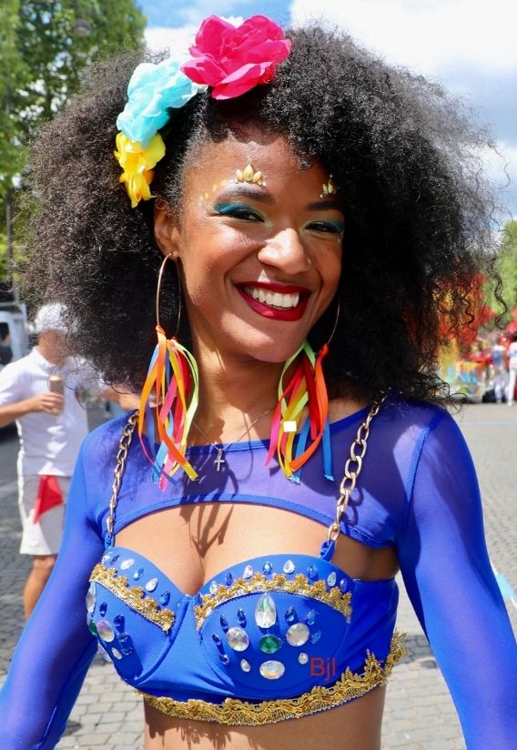 Femme en tenue de carnaval bleue