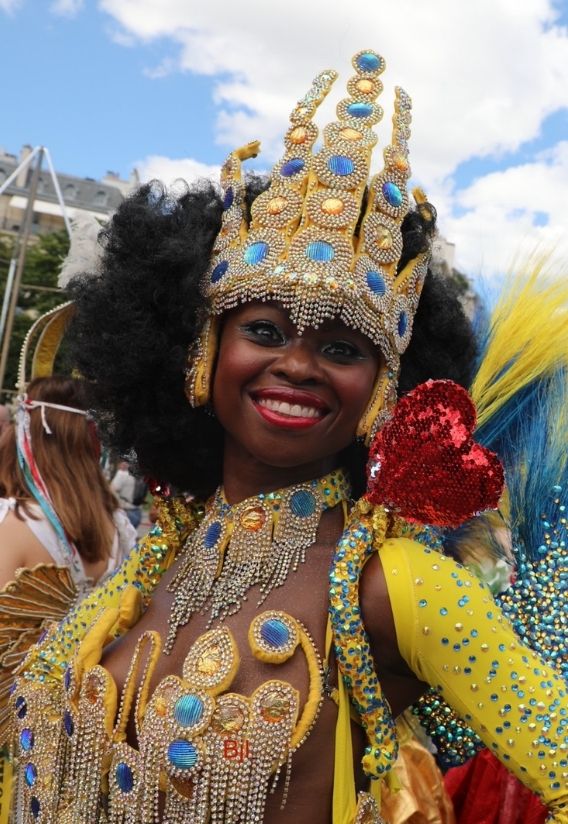femme en tenue de carnaval jaune