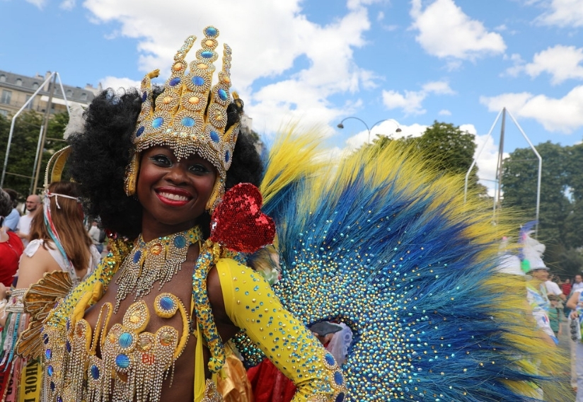 Evènements femme en tenue de carnaval multi color
