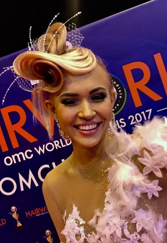 Evènements femme en tenue de soirée dans un salon