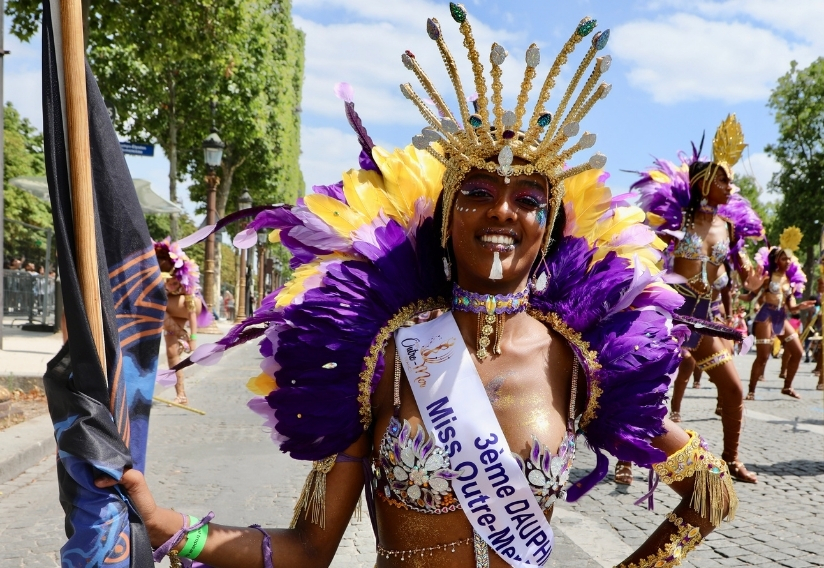 Evènements femme en)tenue de carnaval violette
