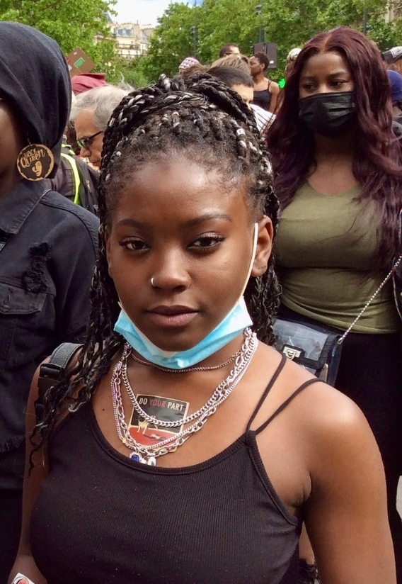 Jeune femme à la manif