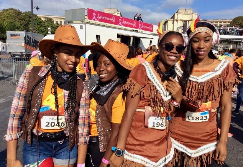 Evènements femmes en tenue d indien la parisienne