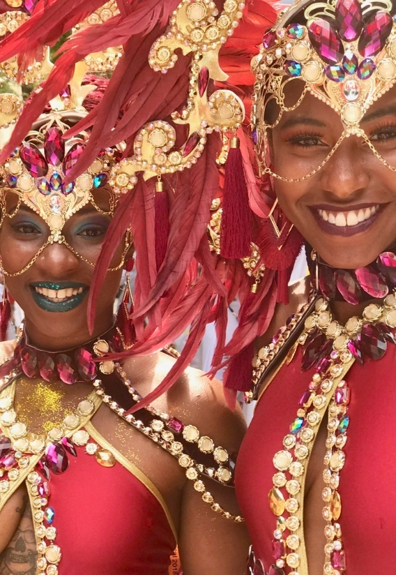 Evènements femmes en tenues de carnaval rouges