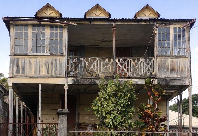 Expos maison en bois vieillie et usée