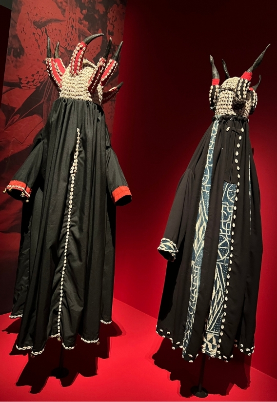 tenues de cérémonies de sociétés secrètes expo la route des chefferies cameroun