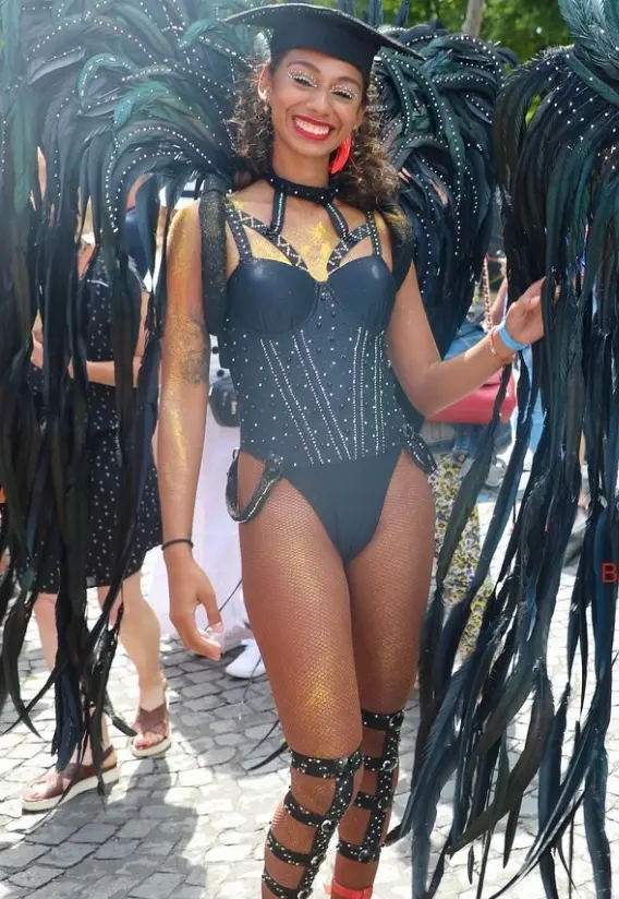 Femme en tenue de carnaval noire