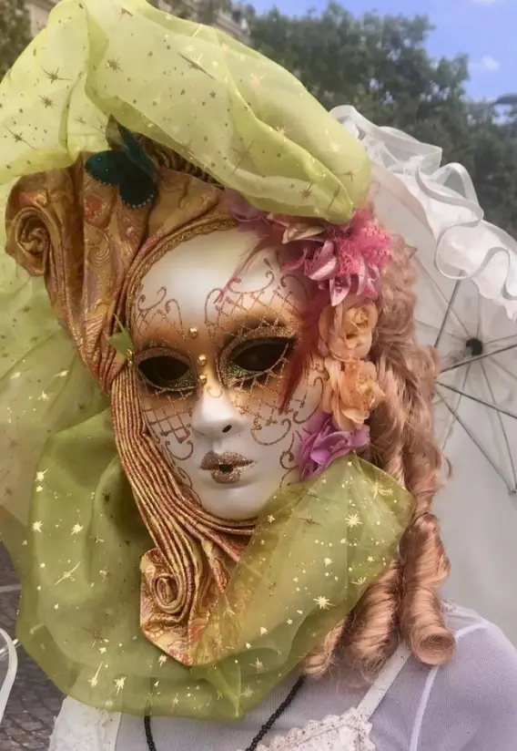 Femme avec un masque de carnaval