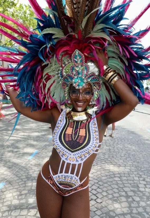 Femme en tenue de carnaval avec une coiffe multi-color