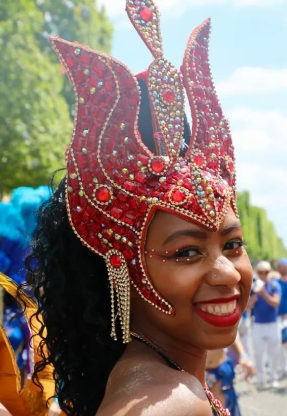 Femme avec une coiffe de carnaval rouge