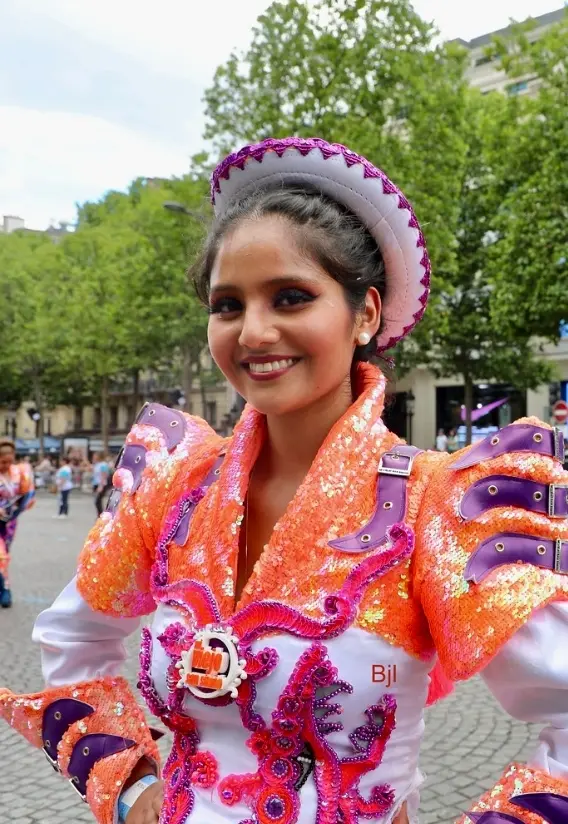 Femme en tenue de carnaval blanche et orange