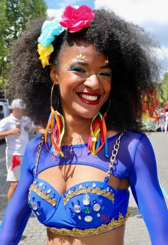Femme en tenue de carnaval bleue