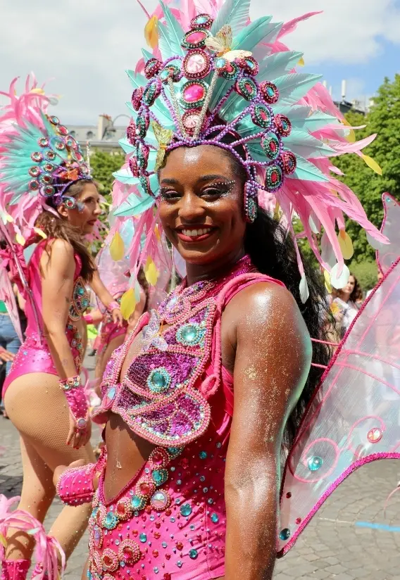 Femme en tenue de carnaval rose