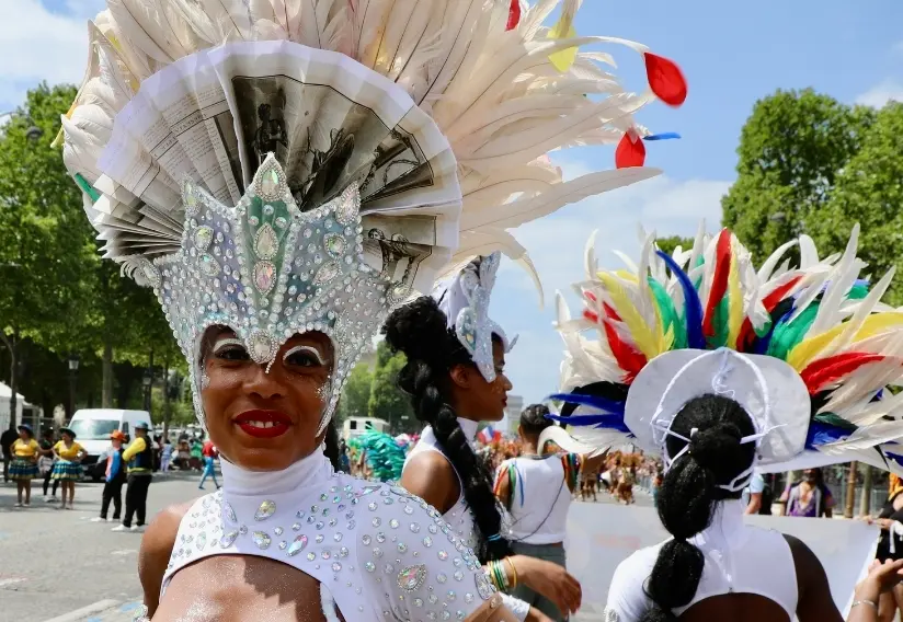Femme avec une coiffe blanche de carnaval