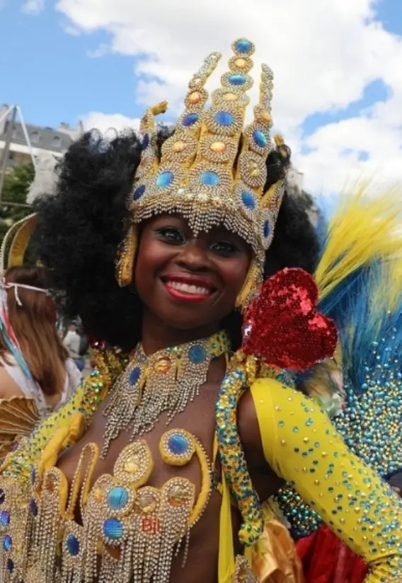 Femme en tenue de carnaval jaune