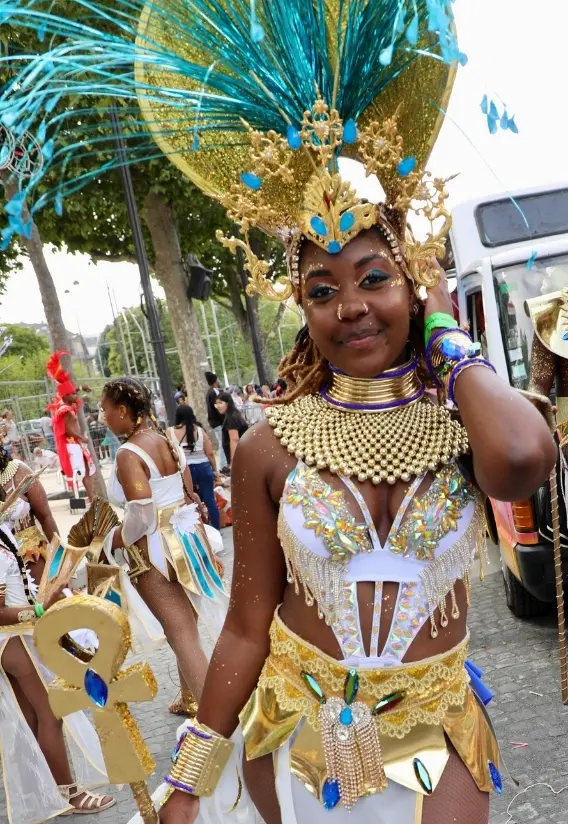 Femme en tenue dorée