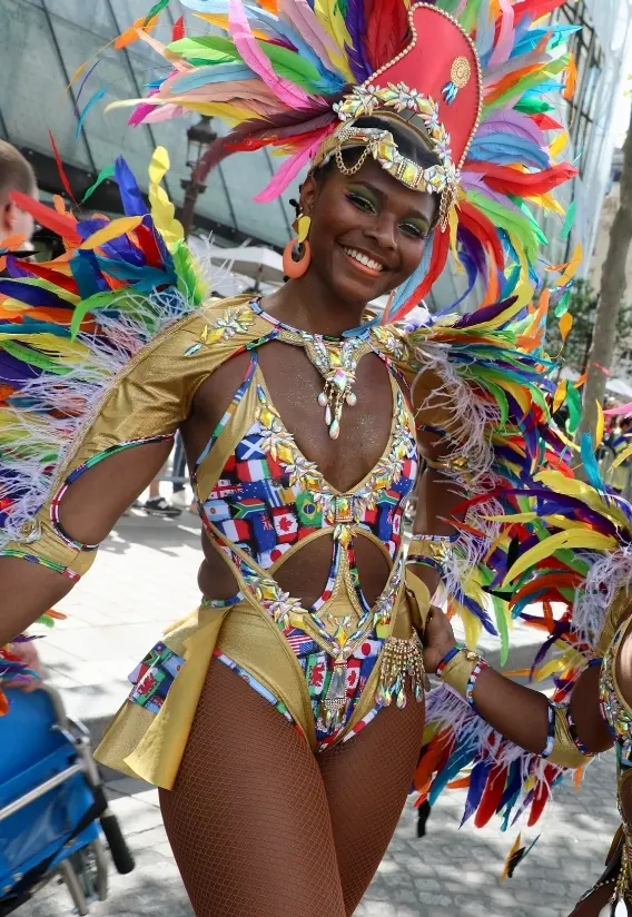 Femme en tenue dorée et multi-color