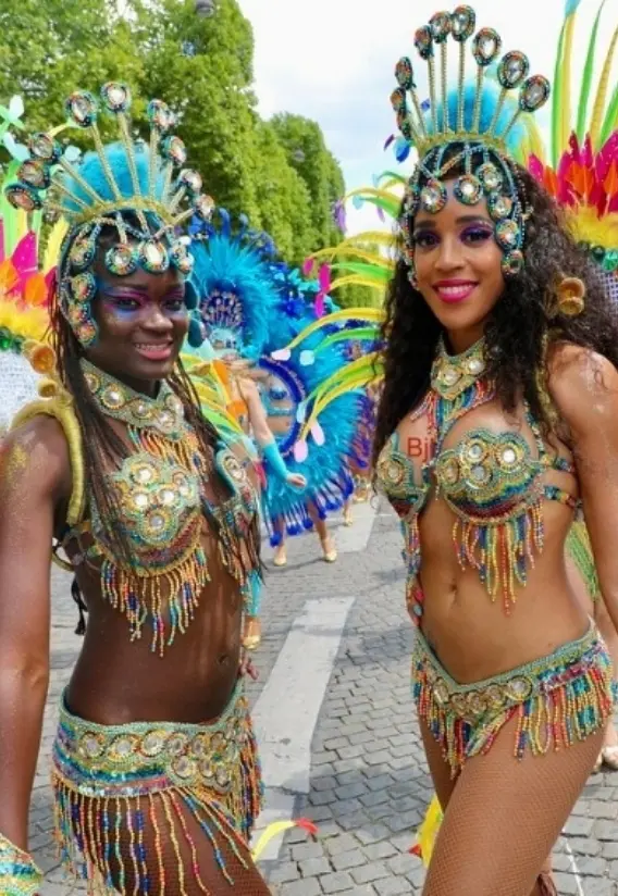 Femmes en tenue de carnaval multi-color