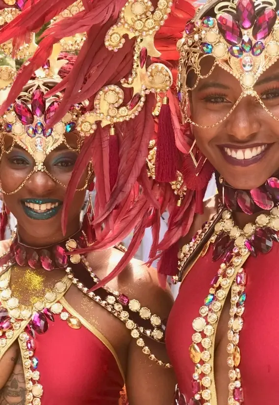 Femmes en tenue de carnaval rouge